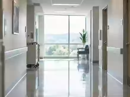 Ein ruhiger, minimalistischer Krankenhausflur mit sanftem Tageslicht, der eine nachdenkliche und professionelle Atmosphäre vermittelt. - Foto: über boerse-global.de