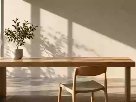 Ein minimalistischer, heller Arbeitsbereich mit einem Holztisch und einer Pflanze in einer ruhigen, modernen Umgebung. - Foto: über boerse-global.de