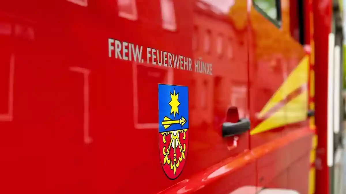 FW Hünxe: Ast blockiert Fahrbahn - Bild: presseportal.de