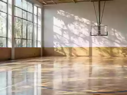 Ein heller, minimalistischer Fitnessraum mit Holzboden und einfallendem Sonnenlicht, der eine ruhige und motivierende Atmosphäre ausstrahlt. - Foto: über boerse-global.de