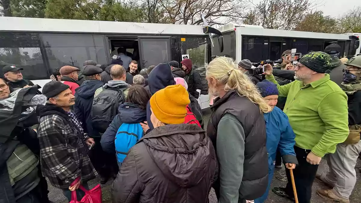 Bei der Evakuierung am Vortag hatten die Menschen nach russischen und ukrainischen Angaben die Wahl, sich für eine Ausreise aus der Trümmerstadt oder den Verbleib dort zu entscheiden.  - Bild: Ulf Mauder/dpa