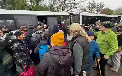 Bei der Evakuierung am Vortag hatten die Menschen nach russischen und ukrainischen Angaben die Wahl, sich für eine Ausreise aus der Trümmerstadt oder den Verbleib dort zu entscheiden.  - Foto: Ulf Mauder/dpa