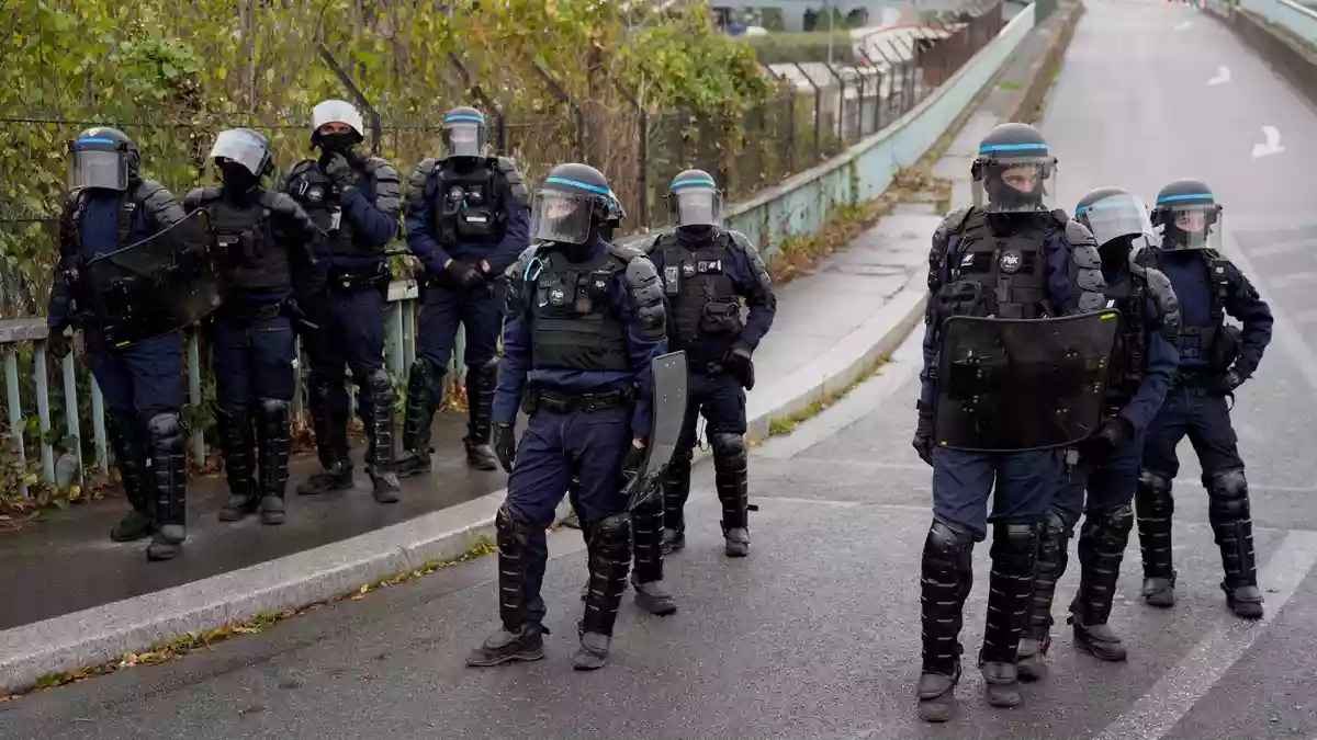 Frankreichweit sind rund 70.000 Polizeikräfte im Einsatz, um schwere Ausschreitungen und Plünderungen zu verhindern. (Archivbild) - Bild: Alexander Franz/dpa