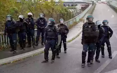 Frankreichweit sind rund 70.000 Polizeikräfte im Einsatz, um schwere Ausschreitungen und Plünderungen zu verhindern. (Archivbild) - Foto: Alexander Franz/dpa