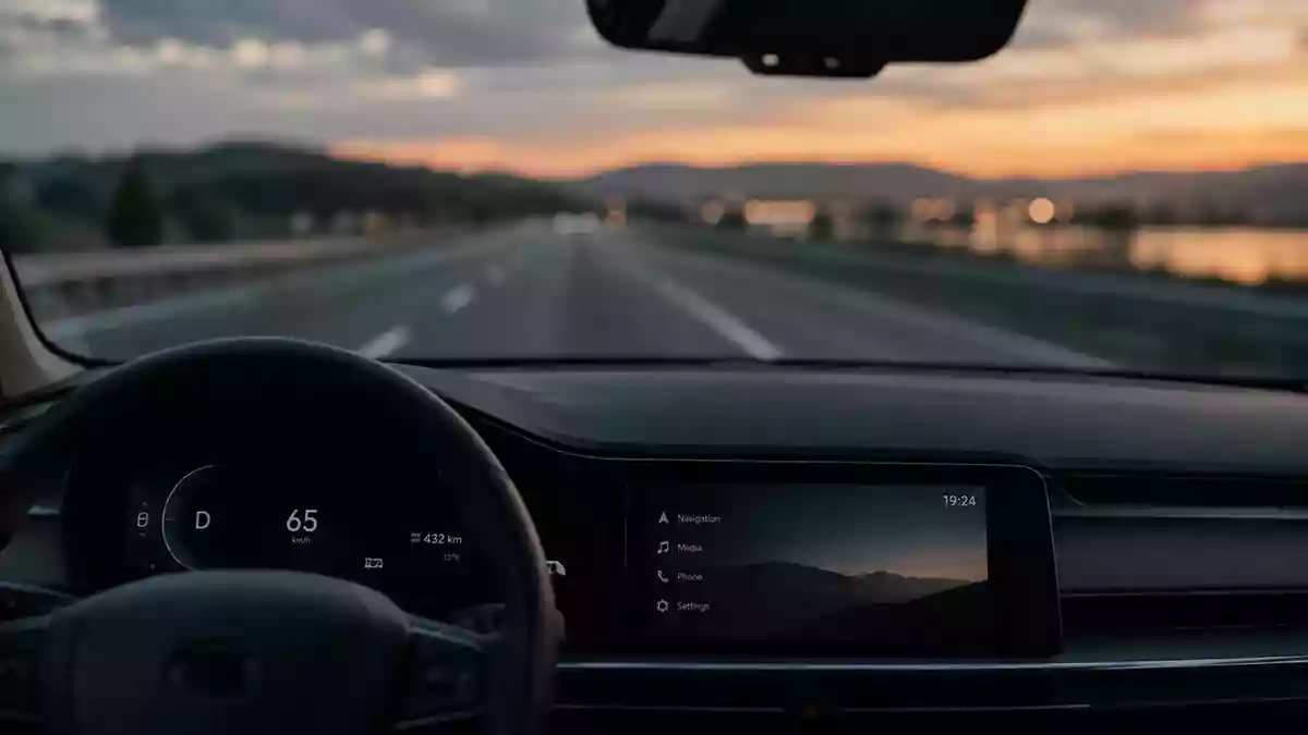 Innenraum eines modernen Autos mit Blick auf eine verschwommene Straße bei Dämmerung. Illustration mit AI erstellt.
