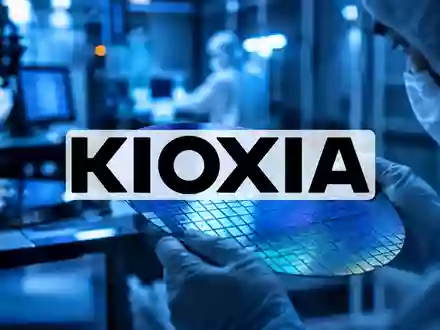 Ein glänzender Halbleiter-Wafer in einer sterilen Laborumgebung, der die technologische Marktvolatilität symbolisiert. - Foto: über boerse-global.de