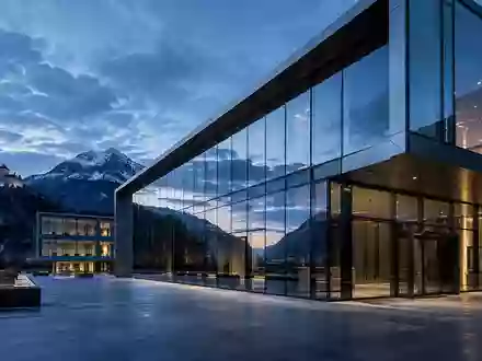 Ein modernes Bürogebäude aus Glas und Stahl in Vaduz in der Abenddämmerung. - Foto: über boerse-global.de