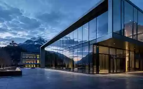 Ein modernes Bürogebäude aus Glas und Stahl in Vaduz in der Abenddämmerung. - Foto: über boerse-global.de