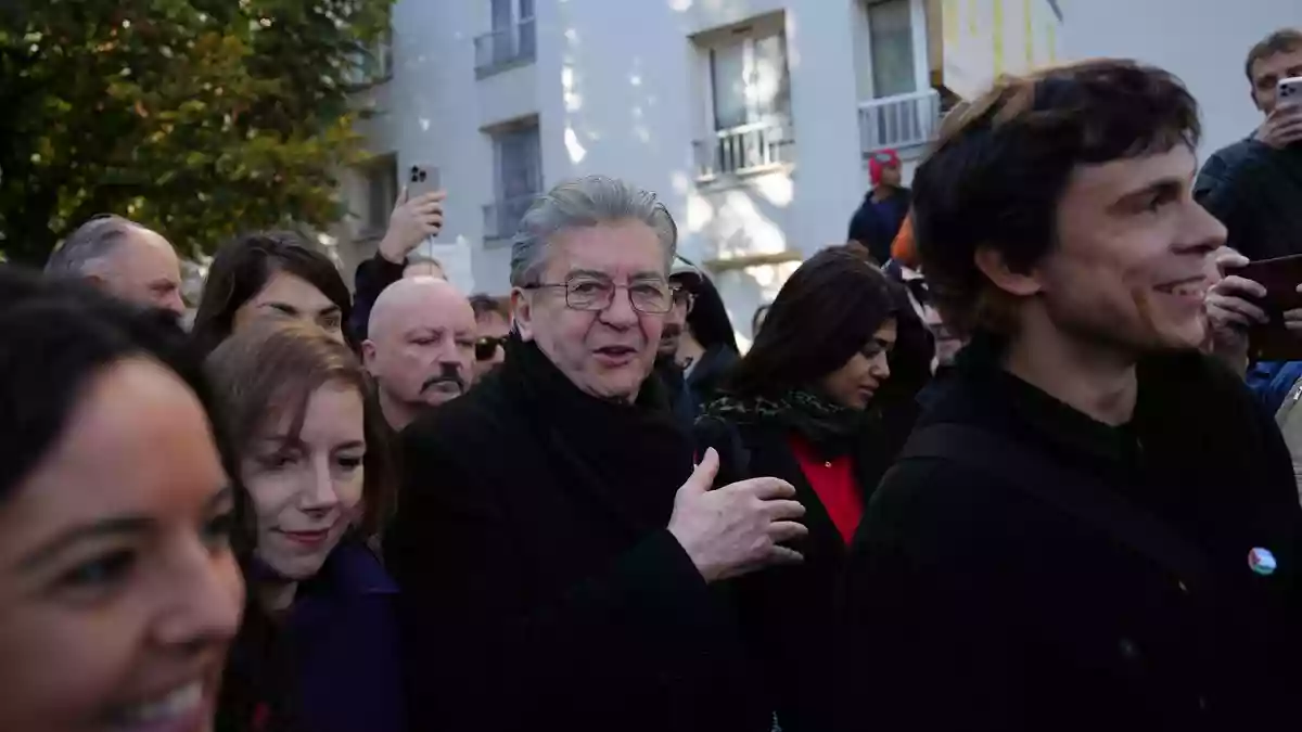 Der Präsidentschaftskandidat der Linken, Jean-Luc Mélenchon, mischte sich in Paris unter die Demonstranten.  - Bild: Aurelien Morissard/AP/dpa