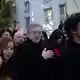 Der Präsidentschaftskandidat der Linken, Jean-Luc Mélenchon, mischte sich in Paris unter die Demonstranten.  - Bild: Aurelien Morissard/AP/dpa