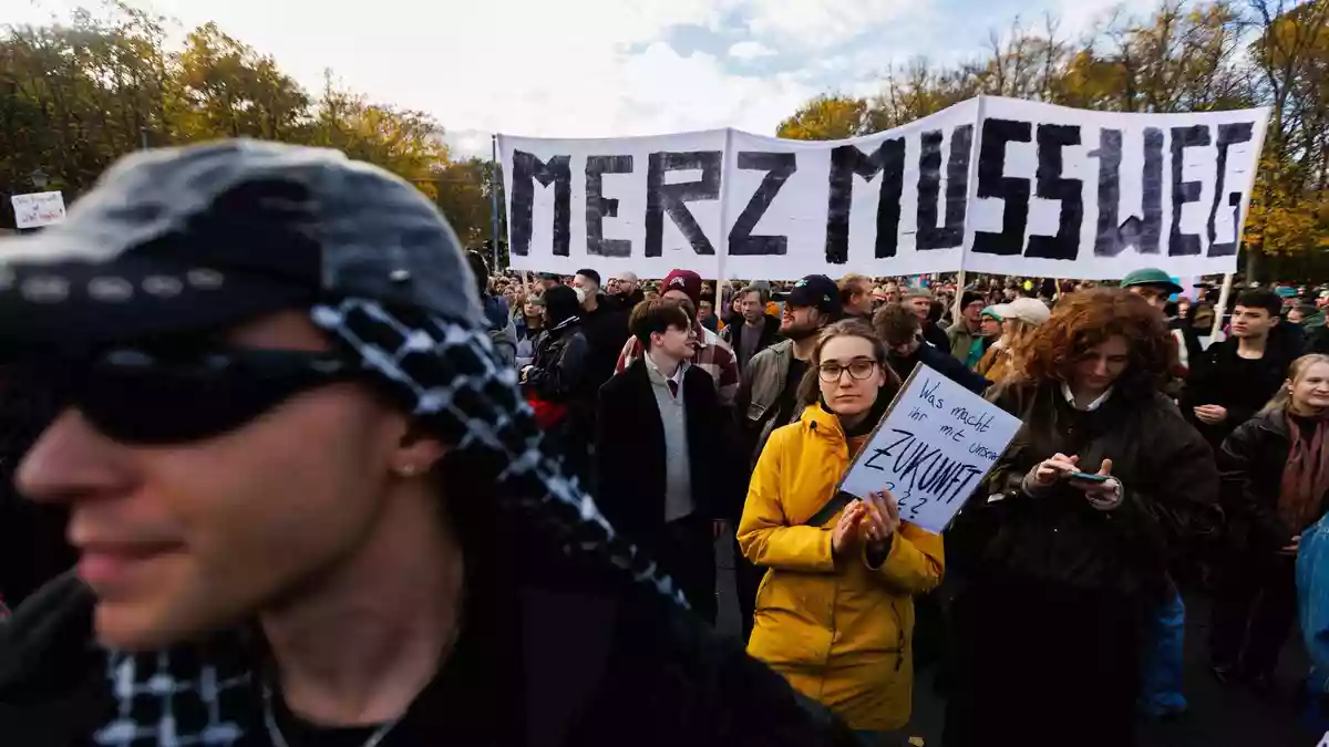 In Berlin haben sich zum Auftakt mehrere hundert Menschen am Brandenburger Tor versammelt. - Bild: Carsten Koall/dpa