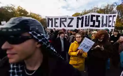In Berlin haben sich zum Auftakt mehrere hundert Menschen am Brandenburger Tor versammelt. - Foto: Carsten Koall/dpa