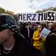In Berlin haben sich zum Auftakt mehrere hundert Menschen am Brandenburger Tor versammelt. - Bild: Carsten Koall/dpa