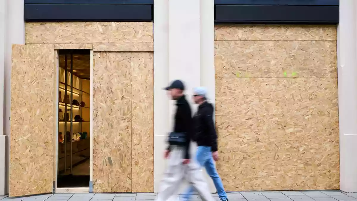 Viele Einzelhändler vor allem in Luxus-Einkaufsstraßen größerer Städte hatten sich auf die Demonstration vorbereitet und vorsorglich ihre Schaufenster mit Holzplatten verbarrikadiert. - Bild: Peter Kneffel/dpa