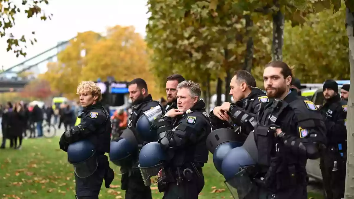 Die Polizei war teils mit mehreren Hundertschaften im Einsatz sein, um Präsenz zu zeigen. - Bild: Florian Wiegand/dpa