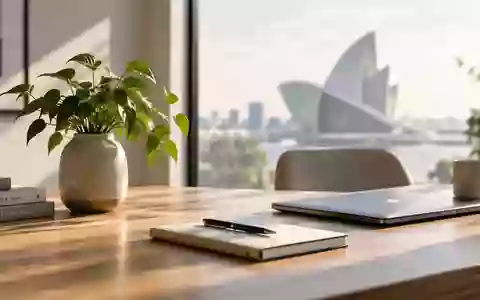 Ein minimalistischer Arbeitsbereich mit einem Holztisch und einer Pflanze bei natürlichem Tageslicht. - Foto: über boerse-global.de
