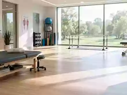 Heller, leerer Raum einer Rehabilitationseinrichtung mit Holzfußboden und Blick ins Grüne. - Foto: über boerse-global.de