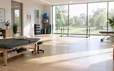 Heller, leerer Raum einer Rehabilitationseinrichtung mit Holzfußboden und Blick ins Grüne. - Foto: über boerse-global.de