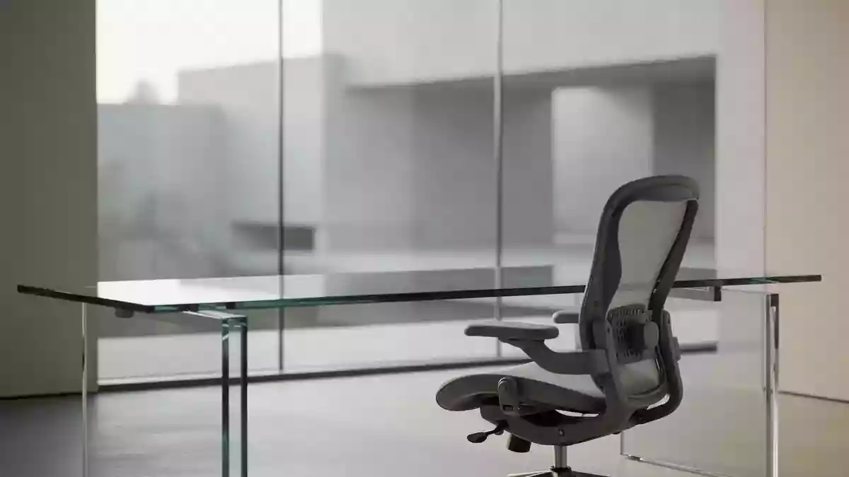 Ein minimalistisch gestalteter, heller Arbeitsbereich mit einem leeren Schreibtisch und weichem Tageslicht. Illustration mit AI erstellt.