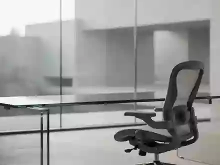 Ein minimalistisch gestalteter, heller Arbeitsbereich mit einem leeren Schreibtisch und weichem Tageslicht. - Foto: über boerse-global.de