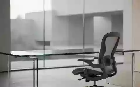 Ein minimalistisch gestalteter, heller Arbeitsbereich mit einem leeren Schreibtisch und weichem Tageslicht. - Foto: über boerse-global.de