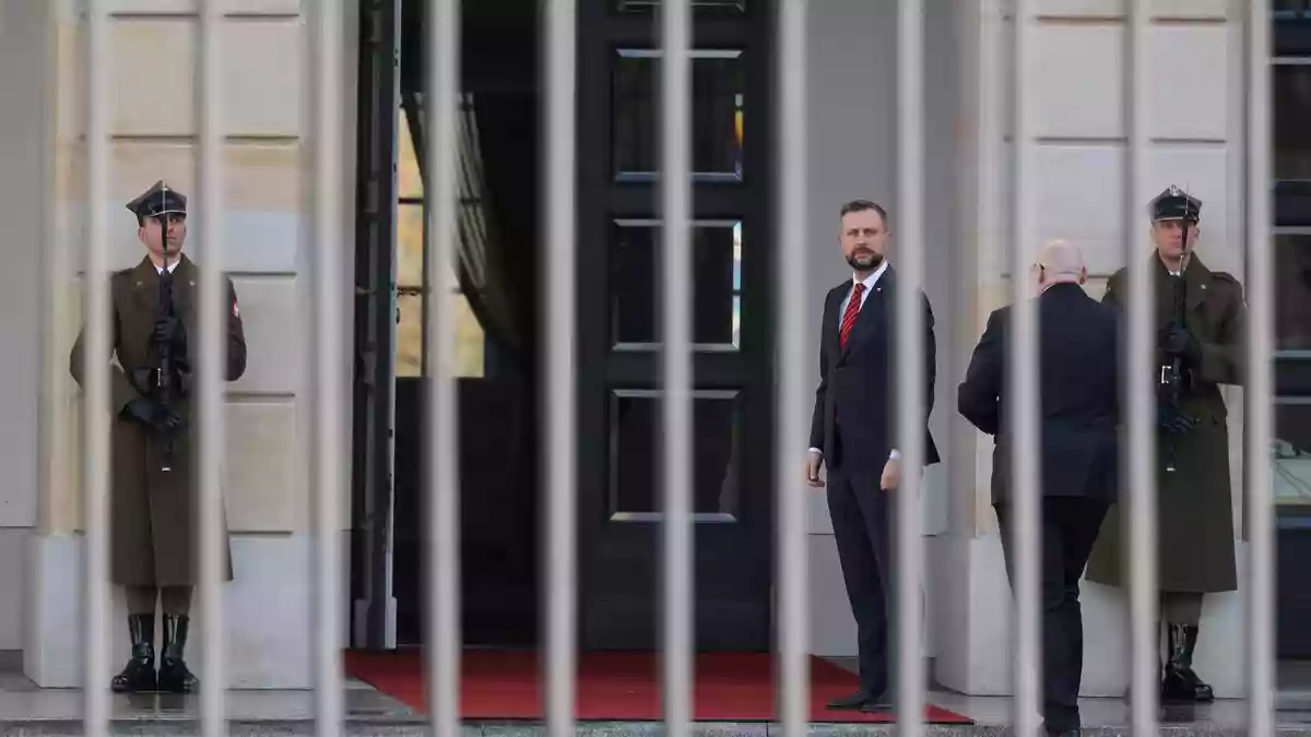 Zu Beratungen über die Krise erschien als Erster der polnische Verteidigungsminister Wladyslaw Kosiniak-Kamysz im Präsidentenpalast.  - Bild: Pawel Supernak/PAP/dpa