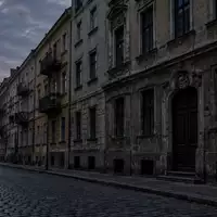 Eine menschenleere Wohnstraße in einem dicht bebauten Stadtviertel zur Dämmerung mit historischen Wohngebäuden. - Foto: über boerse-global.de