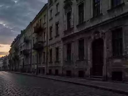 Eine menschenleere Wohnstraße in einem dicht bebauten Stadtviertel zur Dämmerung mit historischen Wohngebäuden. - Foto: über boerse-global.de