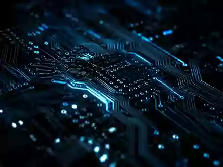 Abstrakte Nahaufnahme von dunklen, beleuchteten Leiterbahnen einer Platine als Symbol für digitale Systemschwachstellen. - Foto: über boerse-global.de