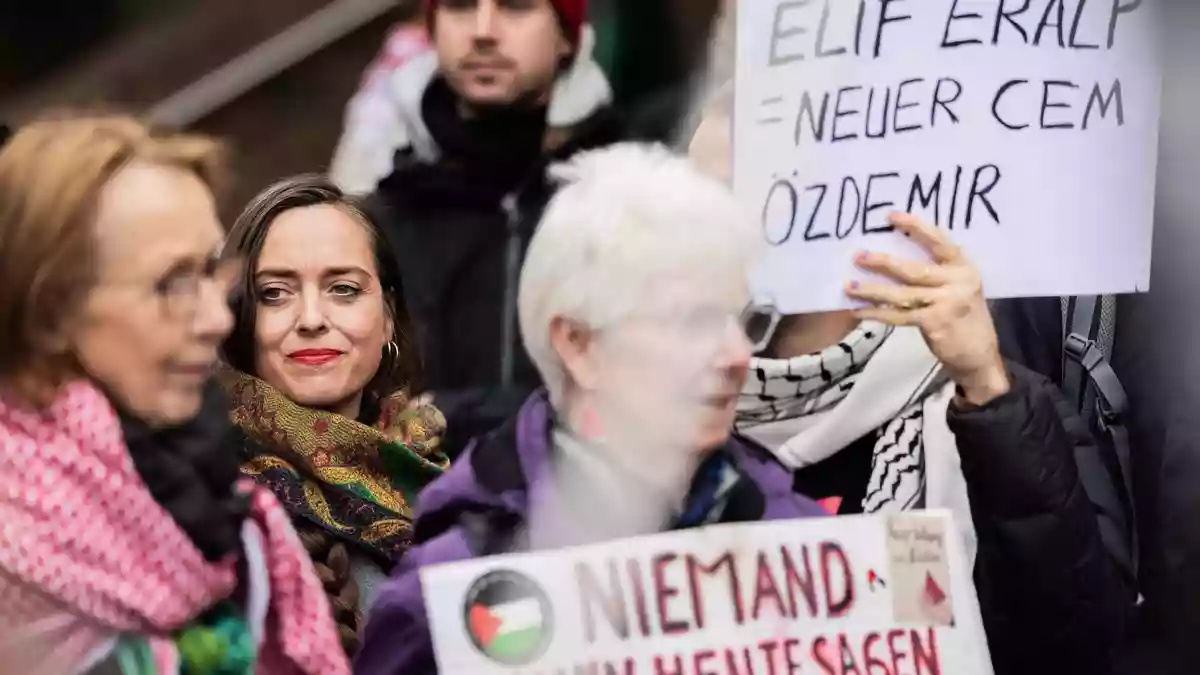 Die umstrittene Linke-Abgeordnete Vanessa Emde nahm an einer Kundgebung gegen die Parteispitze teil.   - Bild: Christoph Soeder/dpa