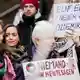 Die umstrittene Linke-Abgeordnete Vanessa Emde nahm an einer Kundgebung gegen die Parteispitze teil.   - Bild: Christoph Soeder/dpa
