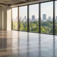 Ein heller, leerer Büroraum mit großen Fenstern und Blick ins Grüne, ohne Möbel oder technisches Equipment. - Foto: über boerse-global.de