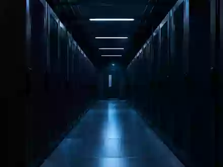 Dunkler, minimalistischer Serverraum mit symmetrischen Server-Racks in einer fluchtenden Korridorperspektive. - Foto: über boerse-global.de