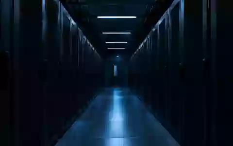 Dunkler, minimalistischer Serverraum mit symmetrischen Server-Racks in einer fluchtenden Korridorperspektive. - Foto: über boerse-global.de
