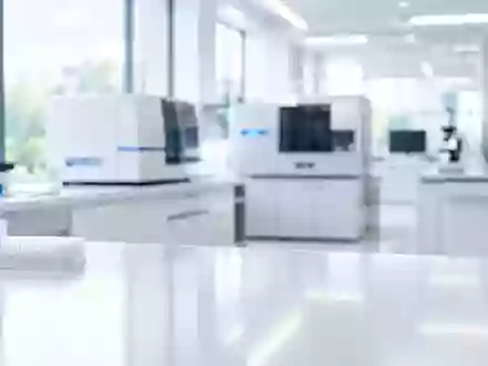 Ein steriler, modern gestalteter medizinischer Laborraum mit weißer Einrichtung und professioneller Lichtstimmung. - Foto: über boerse-global.de
