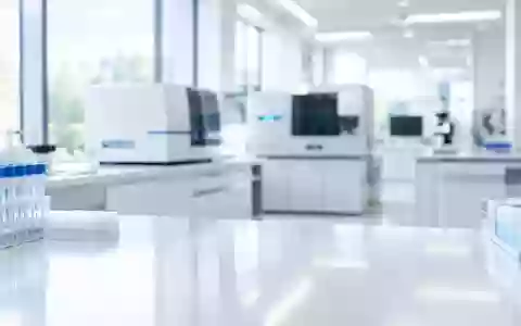 Ein steriler, modern gestalteter medizinischer Laborraum mit weißer Einrichtung und professioneller Lichtstimmung. - Foto: über boerse-global.de