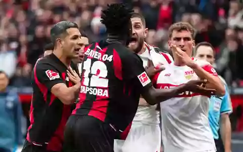 Hitziges Duell zwischen Leverkusen und Stuttgart. - Foto: Marius Becker/dpa
