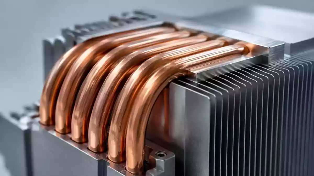 Nahaufnahme eines industriellen Kühlsystems mit Kupfer-Heatpipes und Metalllamellen zur Wärmeableitung. Illustration mit AI erstellt.