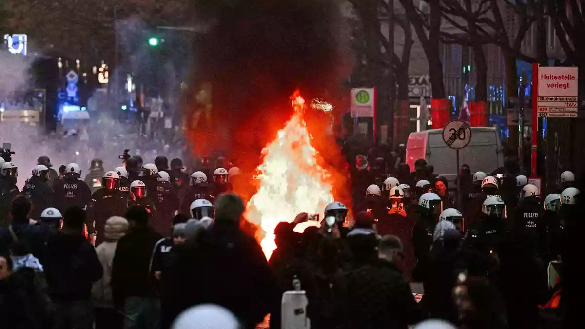 Demonstranten in Hamburg zünden Barrikaden an.  - Bild: Marius Bulling/onw-images/dpa