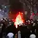 Demonstranten in Hamburg zünden Barrikaden an.  - Bild: Marius Bulling/onw-images/dpa