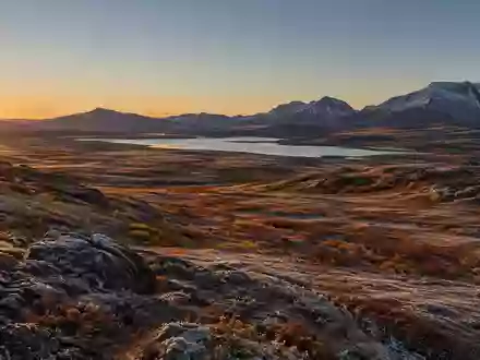 Eine weite, frostige nordkanadische Landschaft im Licht der tiefstehenden Spätnachmittagssonne. - Foto: über boerse-global.de
