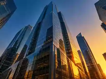 Ein moderner Wolkenkratzer aus Glas und Stahl in einem Finanzviertel zur goldenen Stunde. - Foto: über boerse-global.de
