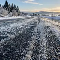 Mit Schnee und Schneematsch bedeckte Straßenoberfläche im Winter bei natürlichem Tageslicht. - Foto: über boerse-global.de