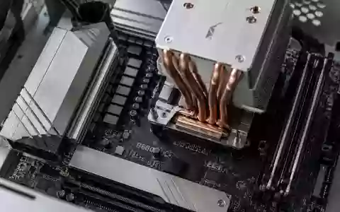 Nahaufnahme einer modernen Computer-Hauptplatine mit metallischen Kühlkörpern in einem minimalistischen Gehäuse. - Foto: über boerse-global.de