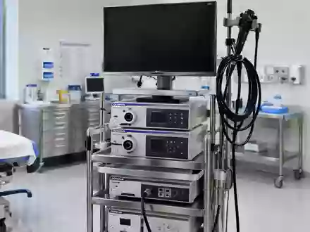 Ein steriler Untersuchungsraum in einer Klinik mit einer professionellen endoskopischen Arbeitsstation und einem dunklen Monitor. - Foto: über boerse-global.de