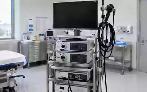 Ein steriler Untersuchungsraum in einer Klinik mit einer professionellen endoskopischen Arbeitsstation und einem dunklen Monitor. - Foto: über boerse-global.de