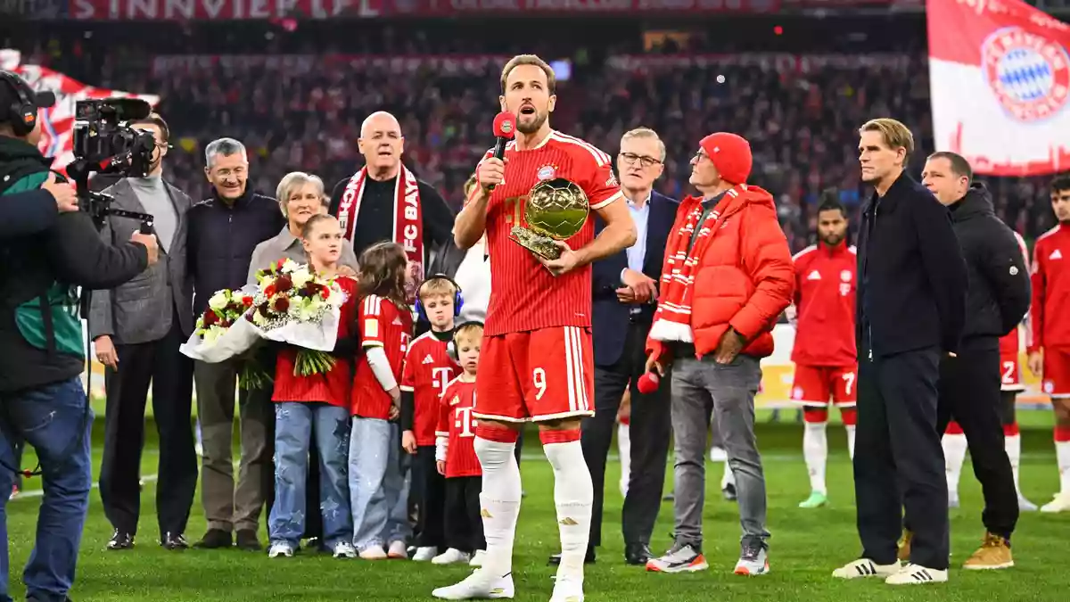 Harry Kane mit dem Ballon d'Or, im Hintergrund seine Familie. - Bild: Tom Weller/dpa