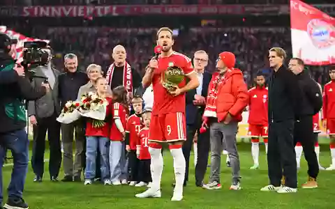 Harry Kane mit dem Ballon d'Or, im Hintergrund seine Familie. - Foto: Tom Weller/dpa