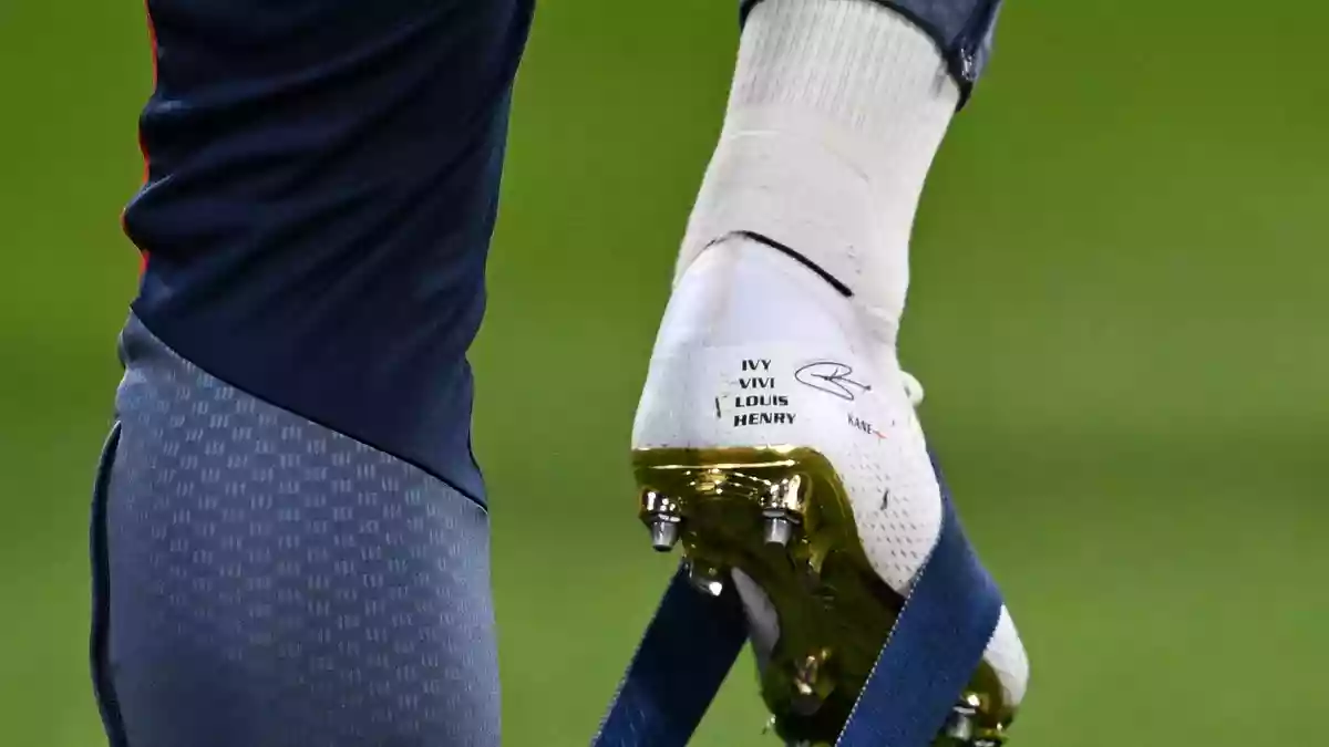 Der Fußballschuh von Harry Kane: Eine goldene Sohle und die Namen seiner Kinder an der Rückseite.  - Bild: Sven Hoppe/dpa