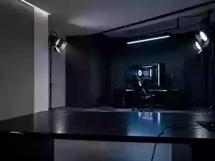 Ein minimalistisch eingerichtetes Gaming-Zimmer mit stimmungsvoller Beleuchtung und dunklen Oberflächen. - Foto: über boerse-global.de